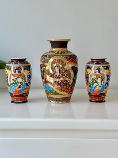 Set Japanse Satsuma stijl vazen met geisha’s en gouddecor, Antiek en Kunst, Antiek | Vazen, Ophalen of Verzenden