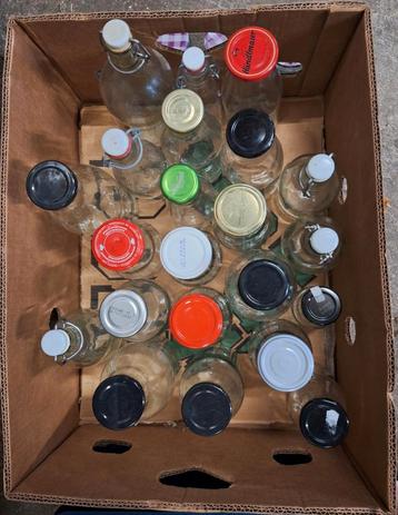 Flessen voor het conserveren van sappen of sauzen.  beschikbaar voor biedingen