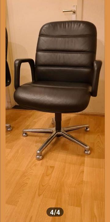 2x leren stoelen beschikbaar voor biedingen