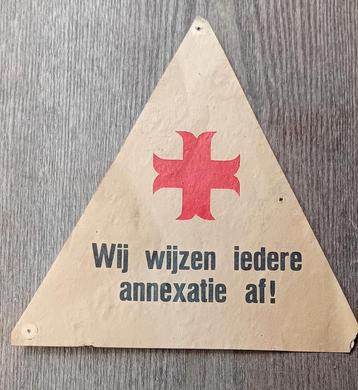 WOII Anti-Annexatie label, Wij Wijzen Iedere Annexatie Af! beschikbaar voor biedingen