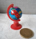 Oude Miniatuur globe/wereldbol voor schoolklasje. Jaren '70, Verzamelen, Poppenhuizen en Toebehoren, Ophalen of Verzenden, Gebruikt
