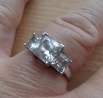 zilveren ring met vierkante geslepen stenen [938], Verzenden, Zo goed als nieuw, 17 tot 18, Dame