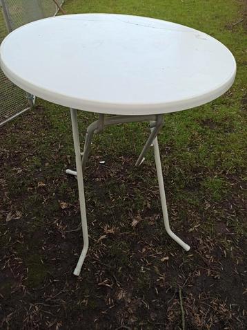 Sta tafel met kapot blad  beschikbaar voor biedingen
