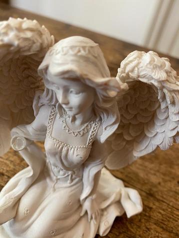 Beeldje - knielende engel/beschermengel beschikbaar voor biedingen