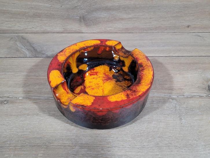 Retro lava aardewerk asbak- rood, oranje en bruin geglazuurd, Verzamelen, Rookartikelen, Aanstekers en Luciferdoosjes, Zo goed als nieuw