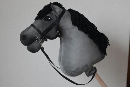 Hobbyhorse met hoofdstel, vachtkleur: Blue Roan // stokpaard, Hobby en Vrije tijd, Overige Hobby en Vrije tijd, Nieuw, Ophalen of Verzenden