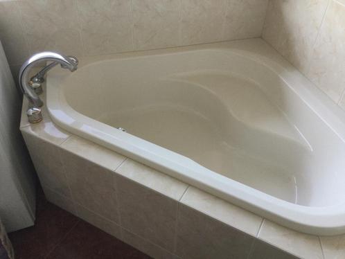 Hoekbad / bad pergamon / beige / champagne kleur + kranen., Huis en Inrichting, Badkamer | Complete badkamers, Gebruikt, Met bad