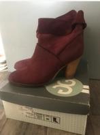 Bordeauxrode Suède Enkellaarsjes met Houten Hak, Kleding | Dames, Schoenen, Overige kleuren, SPM, Lage of Enkellaarzen, Ophalen of Verzenden