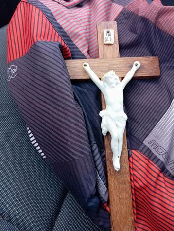 Houten kruisbeeld met Christusfiguur beschikbaar voor biedingen