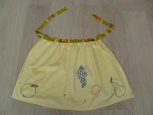 Schortje (geel) met fruit afbeeldingen erop geborduurd., Huis en Inrichting, Keuken | Textiel, Gebruikt, Schort, Geel, Ophalen of Verzenden