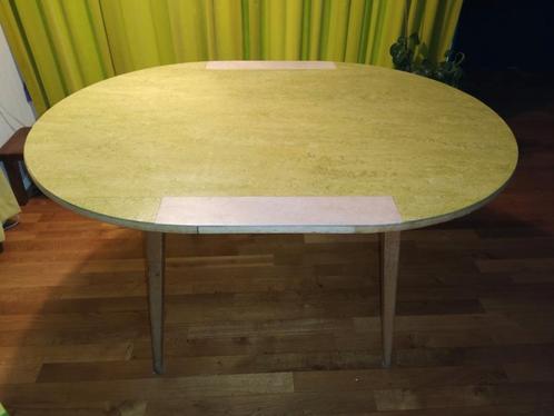 Keuken- of knutseltafel, met groen marmoleum erop nostalgie, Huis en Inrichting, Tafels | Eettafels, Gebruikt, 50 tot 100 cm, Rond