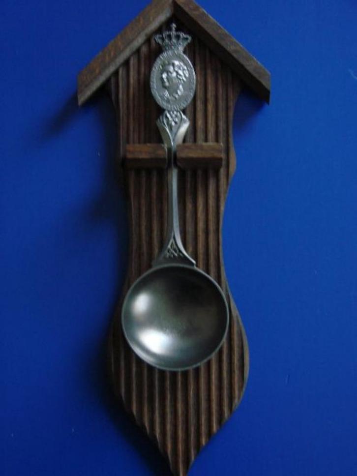 tin / tinnen herdenkingslepel koningin JULIANA, Verzamelen, Koninklijk Huis en Royalty, Zo goed als nieuw, Overige typen, Ophalen of Verzenden