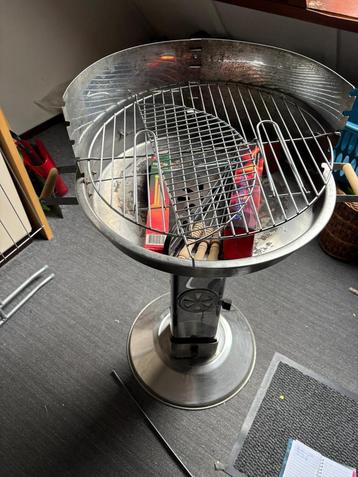 Houtskool barbeceu beschikbaar voor biedingen