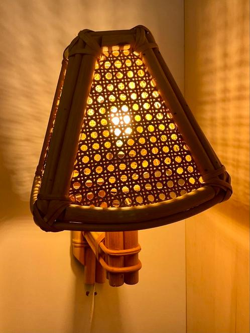 Bamboe rotan wandlamp hoogte 42 cm de kap meet 24 x 24 cm, Huis en Inrichting, Lampen | Wandlampen, Ophalen of Verzenden