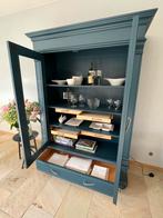 Eiken vintage vitrinekast in de kleur patrol blue, Ophalen, 100 tot 150 cm, Zo goed als nieuw, 150 tot 200 cm