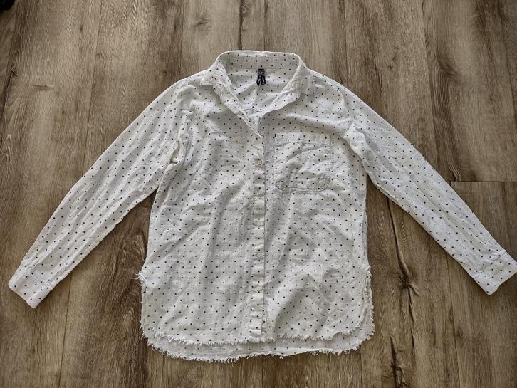 Prachtige witte blouse met blauwe hartjes, maat 36-S., Kleding | Dames, Blouses en Tunieken, Zo goed als nieuw, Maat 36 (S), Wit