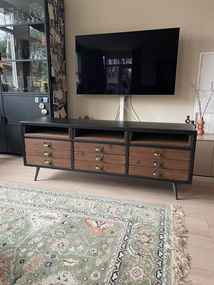 Dutchbone Sol Dressoir - Walnoot Beits, Huis en Inrichting, Kasten | Dressoirs, Gebruikt, 150 tot 200 cm, 25 tot 50 cm, Met lade(s)