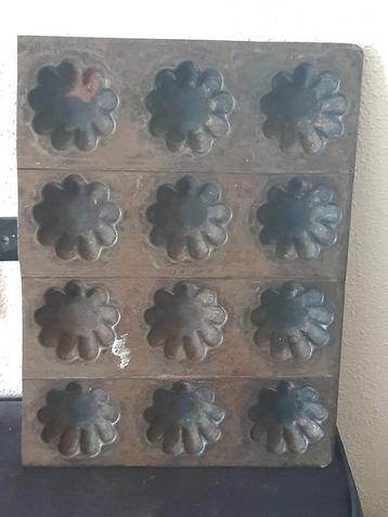 Oude bakplaat met bakvormen,mal ,cakevorm, beschikbaar voor biedingen
