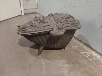 Antieke Kolenkit met Prachtige Details beschikbaar voor biedingen