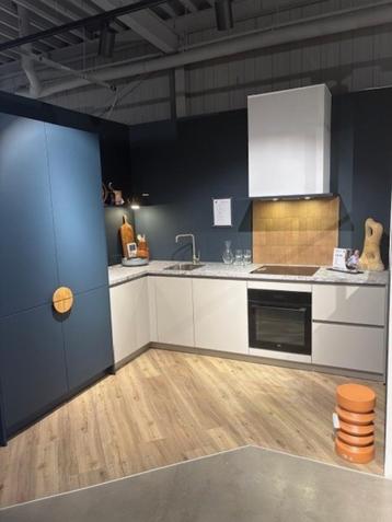showroomkeuken geheel nieuw met mega koelkast beschikbaar voor biedingen