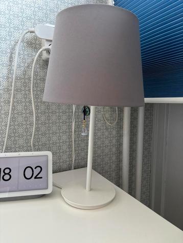 Witte lamp met grijze lampekap - IKEA beschikbaar voor biedingen