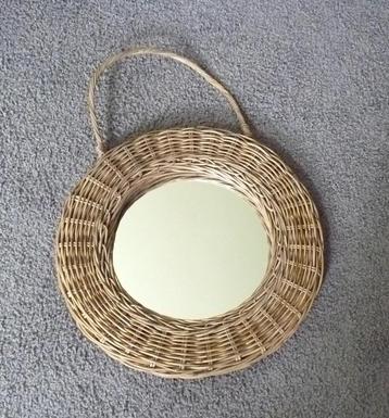 ronde spiegel met rieten omlijsting beschikbaar voor biedingen
