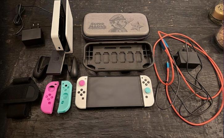 NINTENDO Switch OLED Wit Switch v2 spelcomputer, Spelcomputers en Games, Spelcomputers | Nintendo Switch, Zo goed als nieuw, Switch OLED