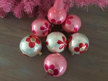 Vintage Kerstballen en piek roze met wit. beschikbaar voor biedingen