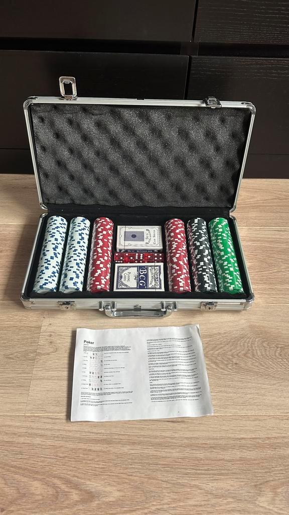 Gloednieuwe pokerset 300 chips in aluminium koffer, Hobby en Vrije tijd, Gezelschapsspellen | Kaartspellen, Nieuw, Vijf spelers of meer