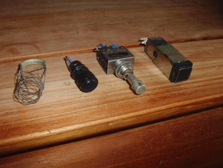 Vintage vliegtuigschakelaars & avionica onderdelen, Verzamelen, Militaria | Algemeen, Luchtmacht, Overige typen, Nederland, Ophalen of Verzenden