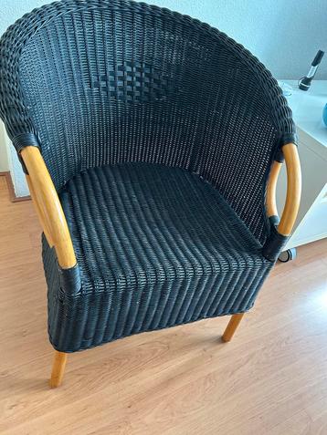 Zwarte rotan stoel beschikbaar voor biedingen