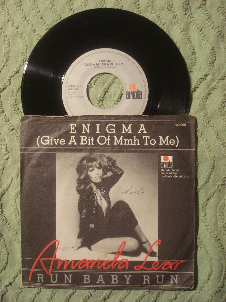 Amanda Lear 7" Single: ‘Enigma (Give a bit of mmh to me)’, 7 inch, Single, Ophalen of Verzenden, Zo goed als nieuw