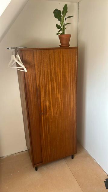 Vintage kledingkast hangkast beschikbaar voor biedingen