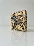 Vintage keramische tegel met primitieve boogschutter – 10x10, Ophalen of Verzenden