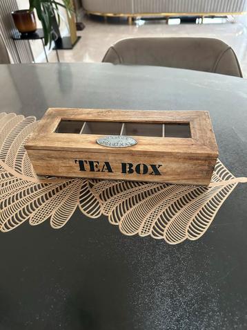 Houten theedoos met 4 vakken beschikbaar voor biedingen