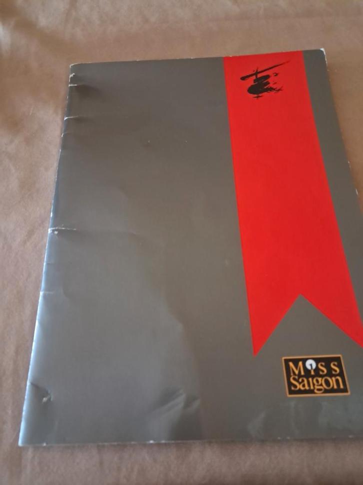 Miss Saigon UK souvenirBrochure 1997-1998, Verzamelen, Muziek, Artiesten en Beroemdheden, Gebruikt, Boek, Tijdschrift of Artikel