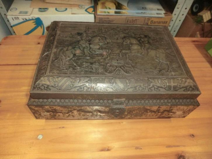 Brocante metalen reliëfkist - Ridders,paarden, koetsen, Antiek en Kunst, Curiosa en Brocante, Ophalen of Verzenden