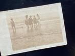 Oude fotokaart pootje baden in zee  ca. 1905 / 1910, Ophalen of Verzenden, Voor 1920, Gelopen, Overige thema's
