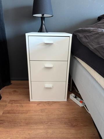2 witte nachtkastjes