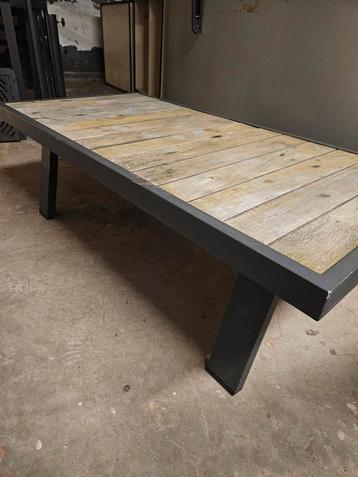 Mooi salantafel voor buiten beschikbaar voor biedingen