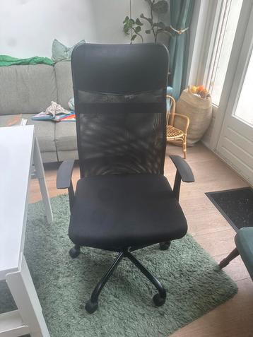 Zwarte bureaustoel beschikbaar voor biedingen