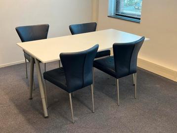 Bureau en stoelen (IKEA Galant) beschikbaar voor biedingen