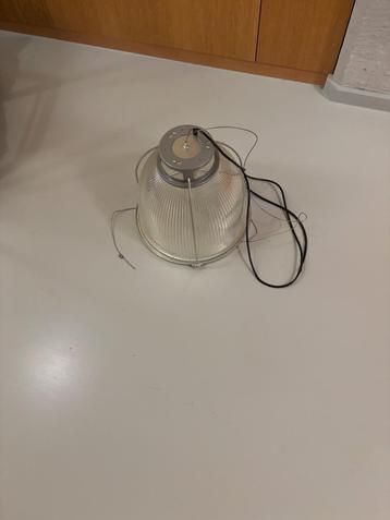 Industriële hanglamp beschikbaar voor biedingen