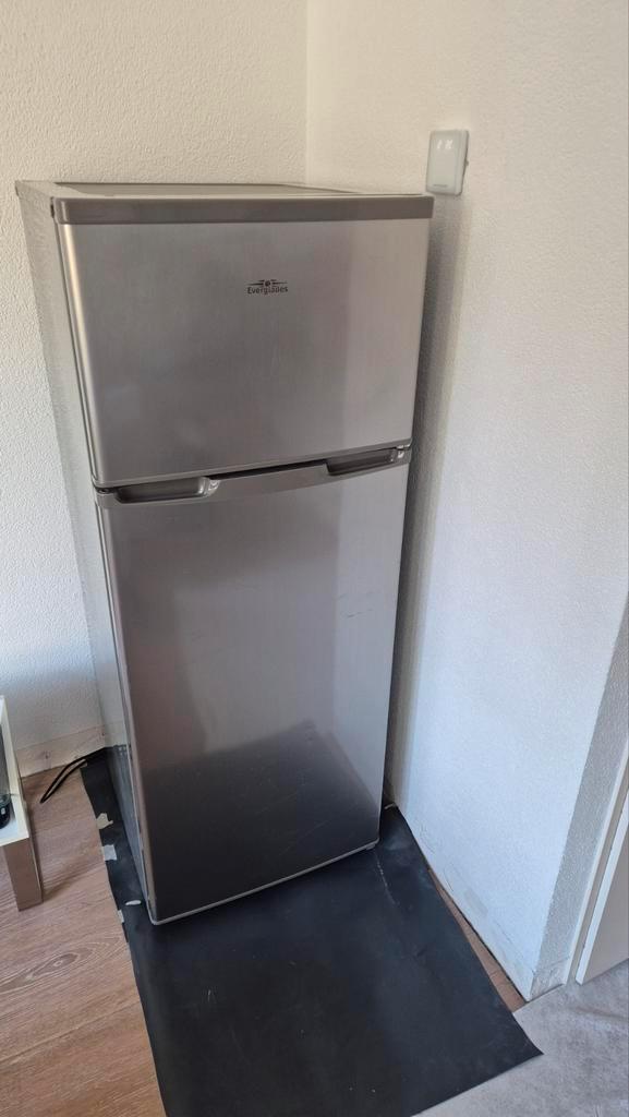 Tweedehands koelkast 145 cm hoog x 55 cm breed, Witgoed en Apparatuur, Koelkasten en IJskasten, Gebruikt, Met aparte vriezer, 140 tot 160 cm