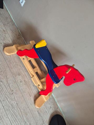 Houten hobbelpaard beschikbaar voor biedingen