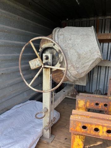 Grote betonmolen cementmolen speciemolen beschikbaar voor biedingen