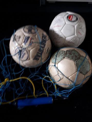 Ballen voor voetbal en zaalvoetbal met netje en pomp.