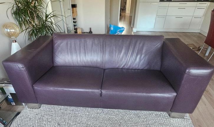 Rolf Benz design bank – model 310, aubergine leer, Huis en Inrichting, Banken | Bankstellen, Gebruikt, Rechte bank, Tweepersoons