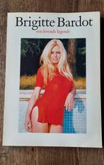 Brigitte Bardot - Een Levende Legende + Poster, Ophalen of Verzenden, Zo goed als nieuw