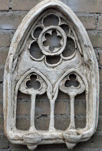 Gotisch raamwerk. Gips. 37/58 cm. Ouderdoms patina.  Ca 1900 beschikbaar voor biedingen